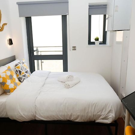 New Luxury Apartments In Central Location Next To Shops, Cafes, Bars & Metro Londres Exterior foto