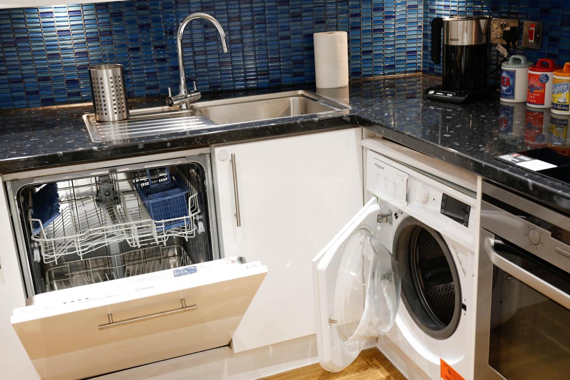 New Luxury Apartments In Central Location Next To Shops, Cafes, Bars & Metro Londres Exterior foto